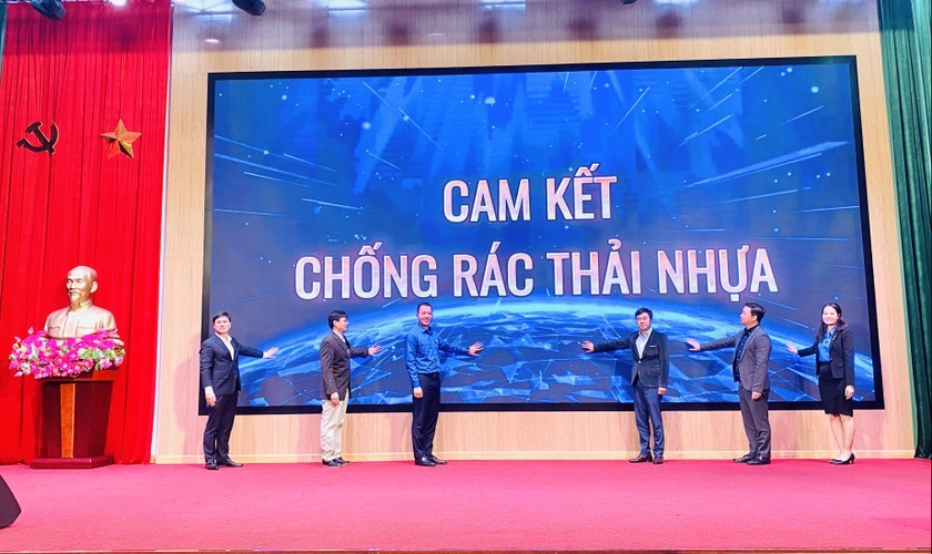 Cuối chương trình, các đại biểu ký cam kết chống rác thải nhựa.