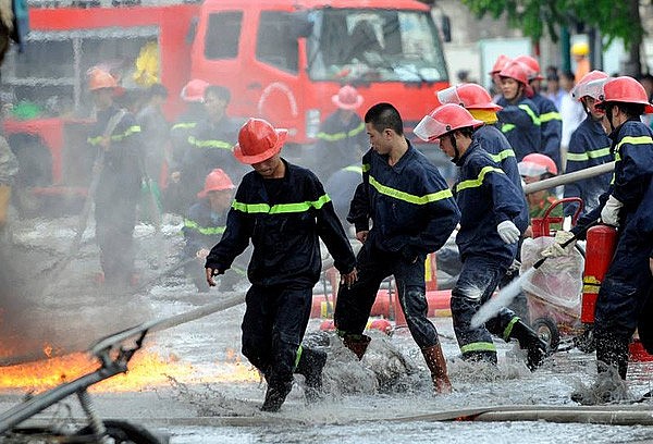 Lãnh đạo Bộ Công an khen các đơn vị Cảnh sát PCCC & CNCH TP Hà Nội. Ảnh: Minh hoạ