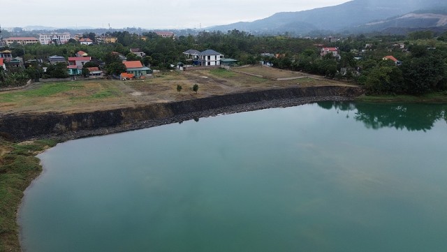 Đông Triều (Quảng Ninh): Bị tuýt còi vì bỏ 1 tỷ đồng làm đường lại lấn ra hồ thủy lợi