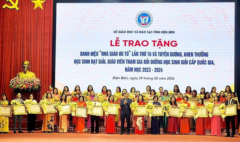 Thừa ủy quyền của Chủ tịch nước, ông Lò Văn Tiến - Phó Chủ tịch UBND tỉnh Điện Biên đã trao tặng danh hiệu “Nhà giáo Ưu tú” cho 43 nhà giáo (Ảnh CTV).