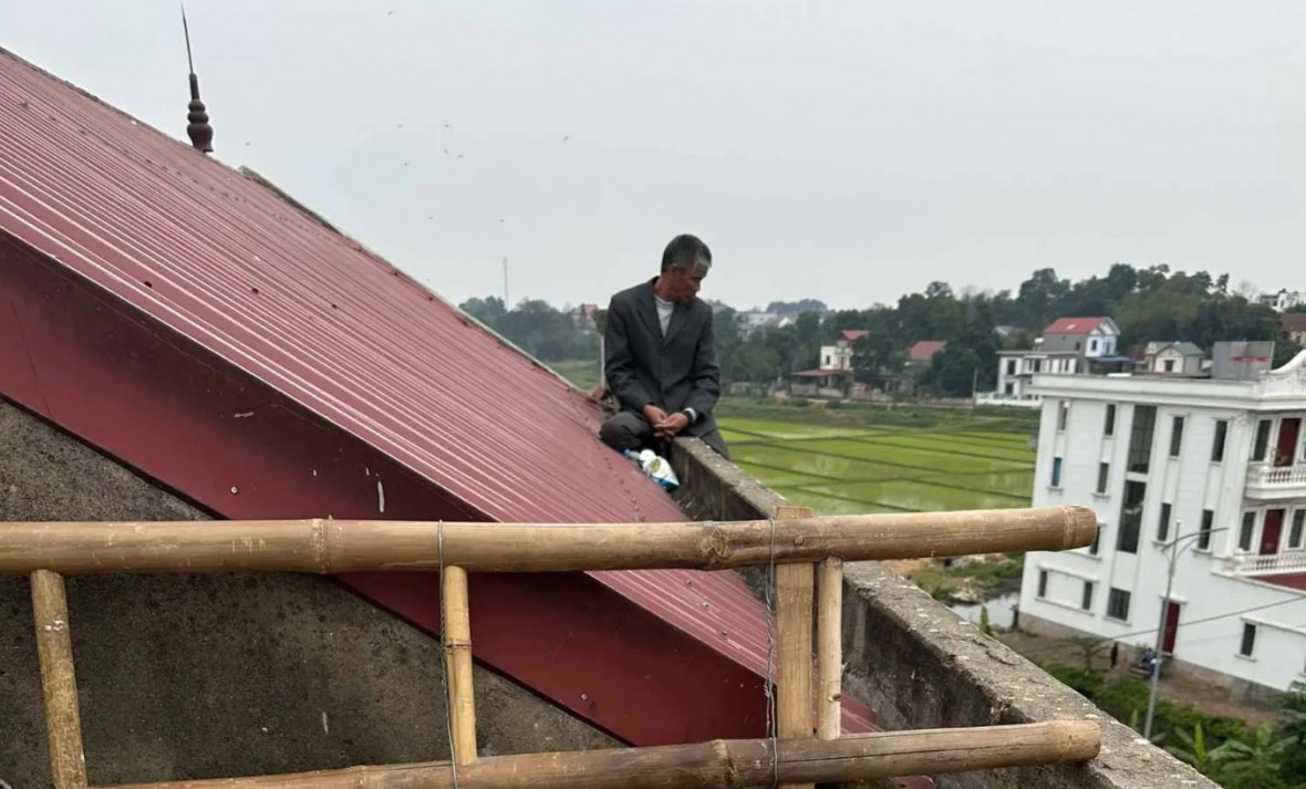 Bắc Giang: Đâm trọng thương mẹ và vợ rồi trèo lên nóc nhà cố thủ