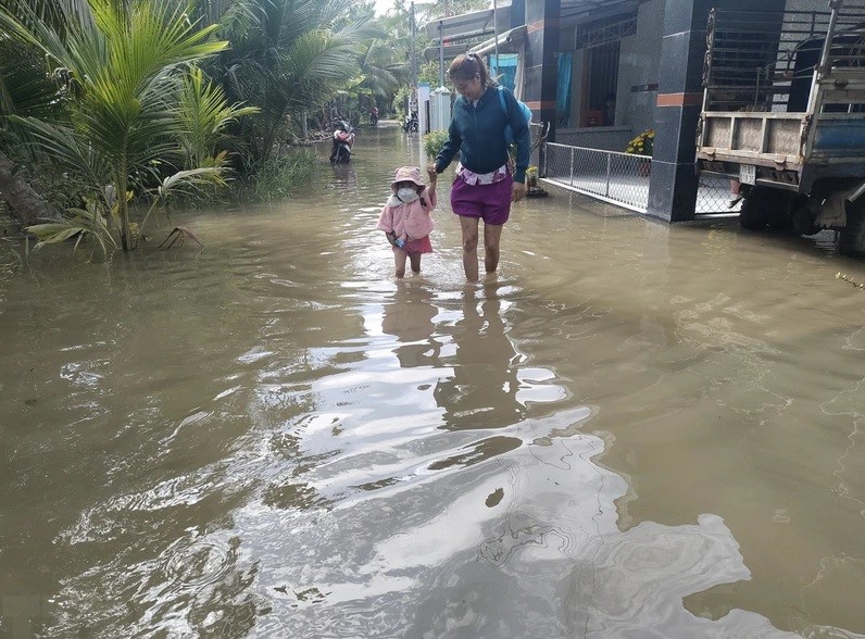 Triều cường gây ngập nước ảnh hưởng đến đời sống người dân. (Ảnh: Huỳnh Phúc Hậu/TTXVN)