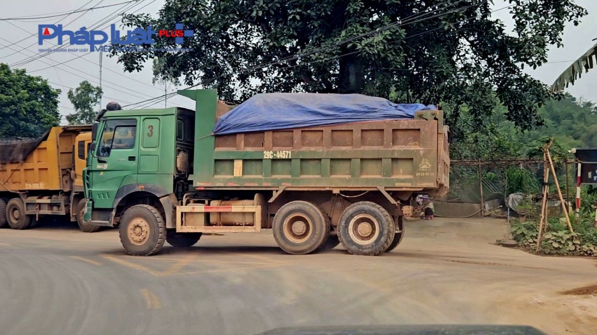 Yên Bái: Xe chở đất có dấu hiệu quá tải hoạt động rầm rộ trên Quốc lộ 2D, cần được xử lý nghiêm