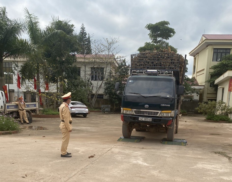 Công an huyện Sơn Động hạn chế đến mức thấp nhất tình trạng xe chở quá khổ, quá tải