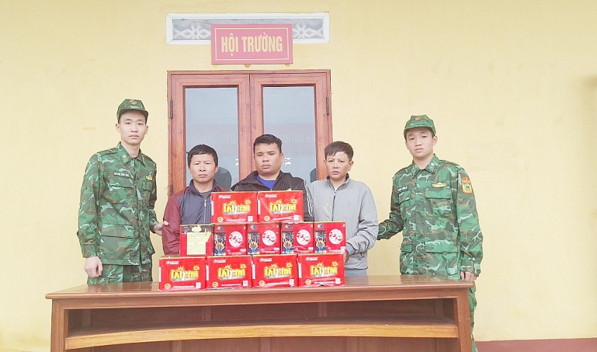 Các đối tượng và tang vật bị BĐBP bắt giữ. (Ảnh do đơn vị cung cấp). Các đối tượng và tang vật bị BĐBP bắt giữ. (Ảnh do đơn vị cung cấp).