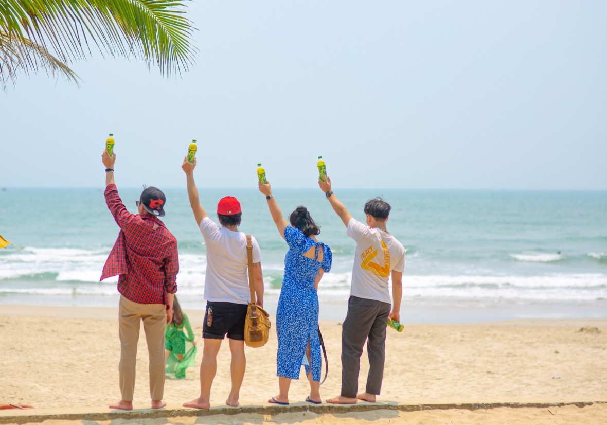 Tận hưởng “vitamin sea” và giải nhiệt cuộc sống với Trà Xanh Không Độ là hoạt động yêu thích của người trẻ trong ngày nắng nóng.