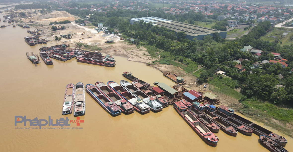 Đăng kiểm viên “phân thân” kiểm tra phương tiện cùng lúc tại 2 bờ sông