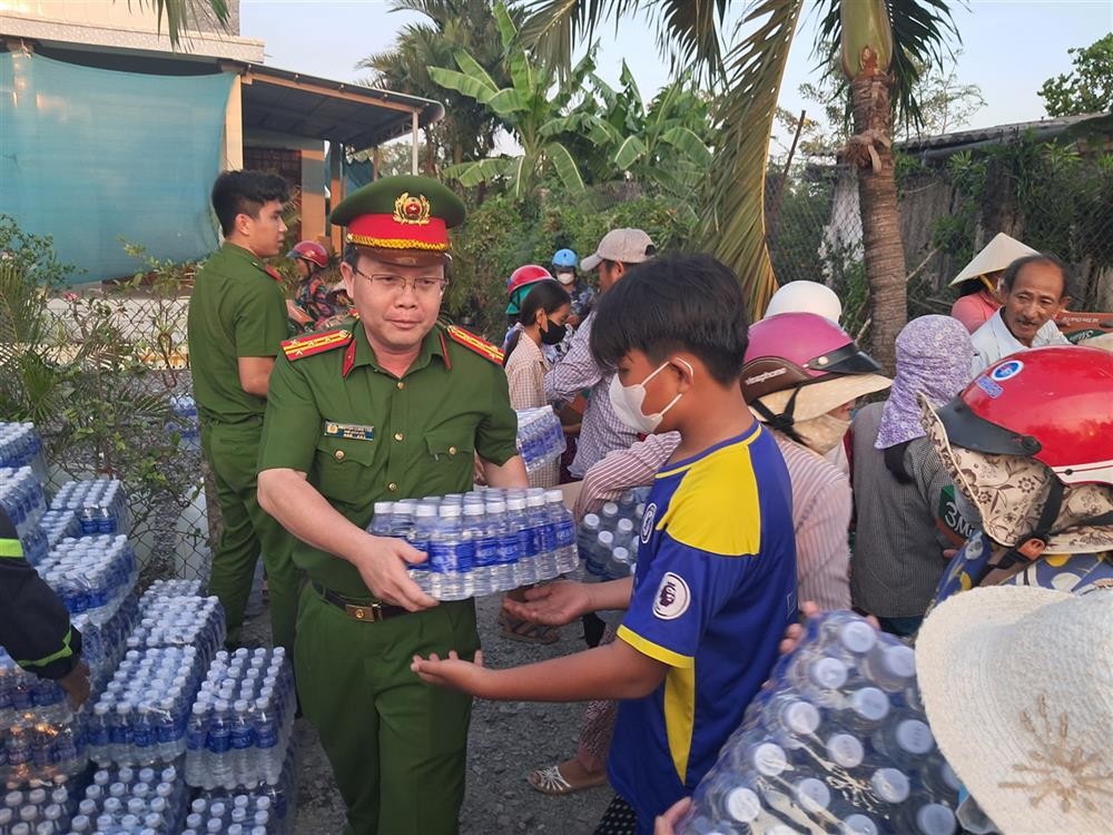 Đại tá Nguyễn Minh Tân, Phó Giám đốc Công an tỉnh trực tiếp đến các xã Kiểng Phước, Bình Ân để chỉ đạo cán bộ, chiến sĩ thực hiện chương trình; động viên Nhân dân nỗ lực thích ứng với hoàn cảnh, cố gắng vượt qua khó khăn. 