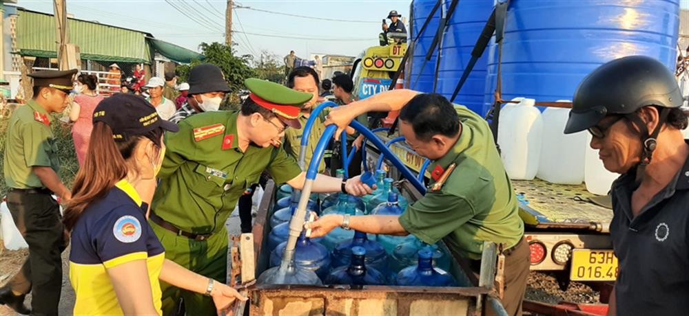 Công an tỉnh Tiền Giang thực hiện chương trình “Nghĩa tình ngày hạn mặn”