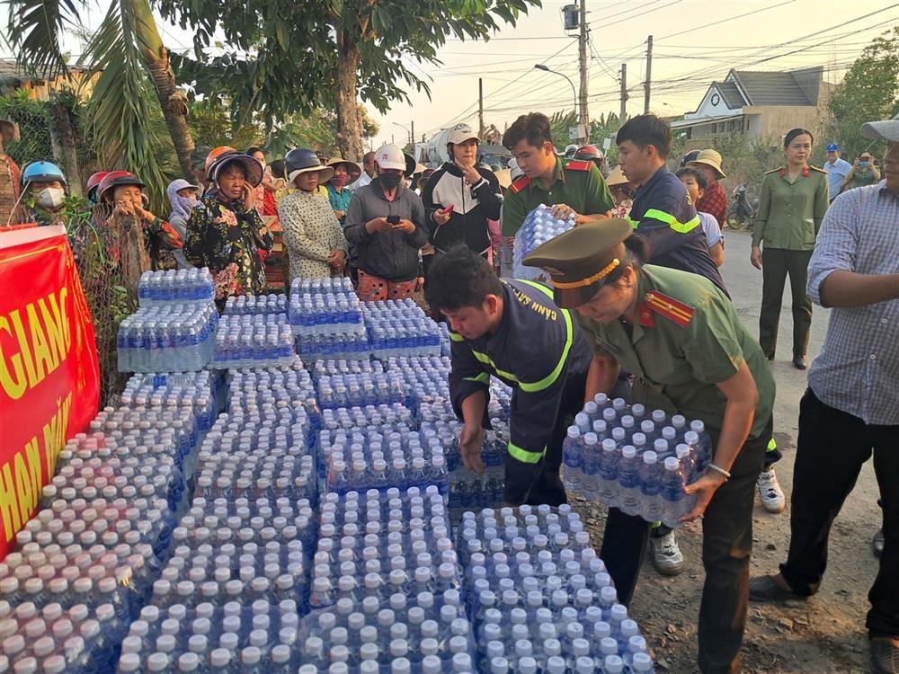 Công an tỉnh Tiền Giang thực hiện chương trình “Nghĩa tình ngày hạn mặn”