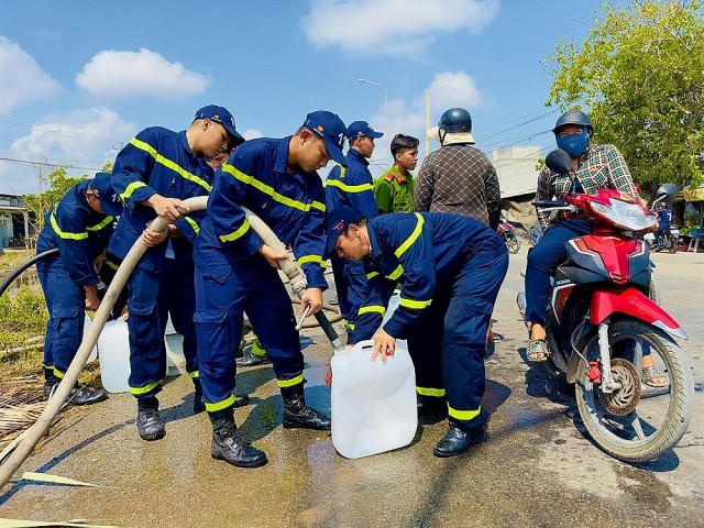 Công an tỉnh Bến Tre hỗ trợ nước ngọt cho người dân vùng hạn mặn