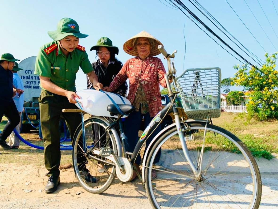 Cán bộ Phòng CSGT, Đoàn Thanh niên, Phụ nữ cấp nước ngọt cho người dân