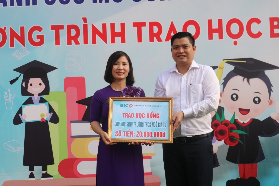 Trao 20 suất học bổng cho học sinh nghèo ở TP Biên Hòa