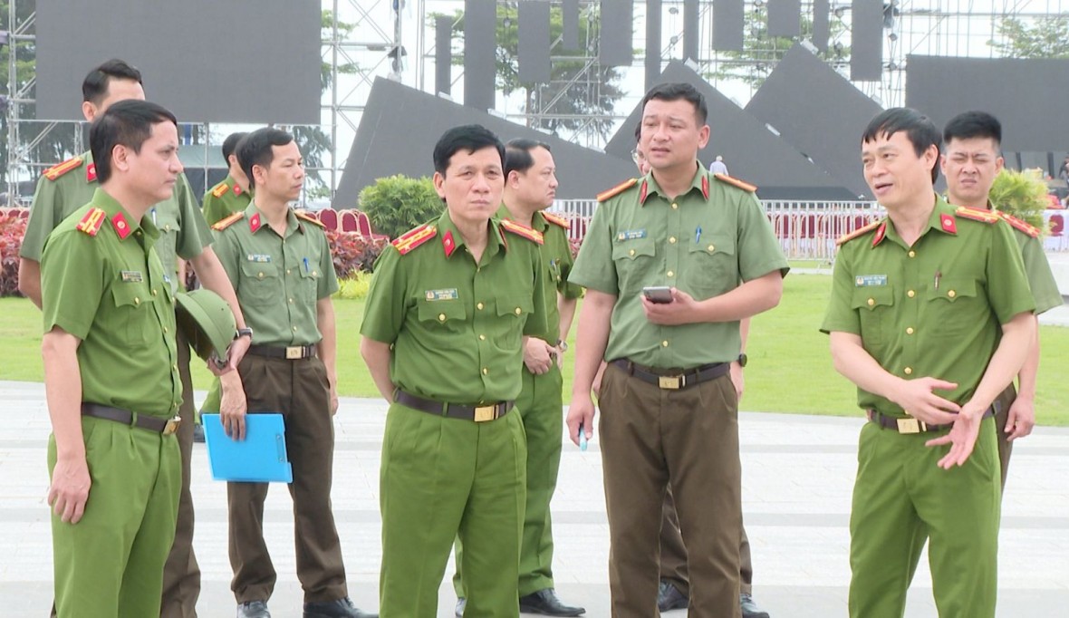 Lãnh đạo Công an tỉnh Thanh Hóa kiểm tra việc triển khai các phương án bảo đảm ANTT khai mạc Lễ hội du lịch biển Sầm Sơn 2024. (Ảnh: Công an Thanh Hoá)