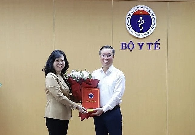 Bộ trưởng Bộ Y tế Đào Hồng Lan trao quyết định cho ông Hoàng Cương. Ảnh Bộ Y tế. Bộ trưởng Bộ Y tế Đào Hồng Lan trao quyết định cho ông Hoàng Cương. Ảnh Bộ Y tế.