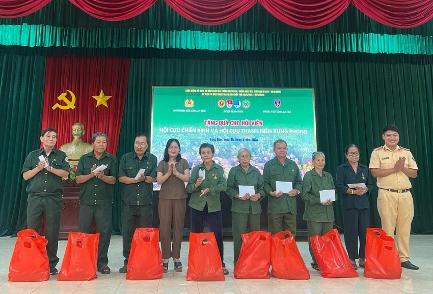 Tặng quà cho hội viên Hội Cựu Chiến binh và Hội cựu thanh niên xung phong huyện Trảng Bom.