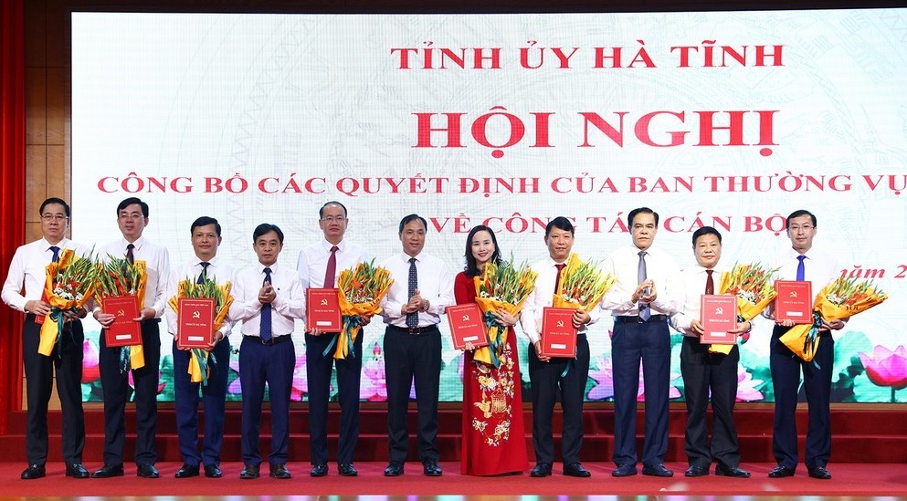 Thường trực Tỉnh ủy Hà Tĩnh trao quyết định cho cán bộ được luân chuyển, điều động, bổ nhiệm.