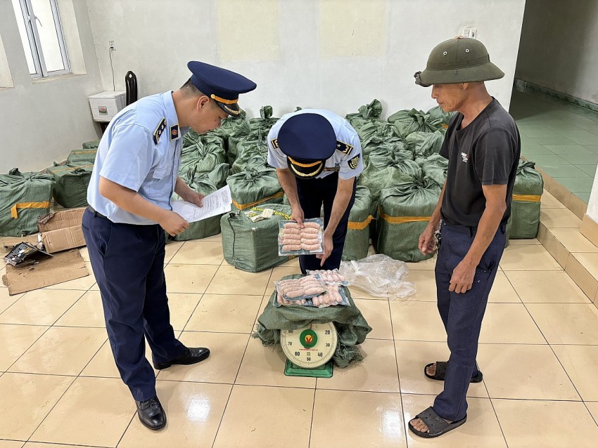 Quảng Ninh: Bắt giữ gần 02 tấn xúc xích không rõ nguồn gốc, xuất xứ Quảng Ninh: Bắt giữ gần 02 tấn xúc xích không rõ nguồn gốc, xuất xứ