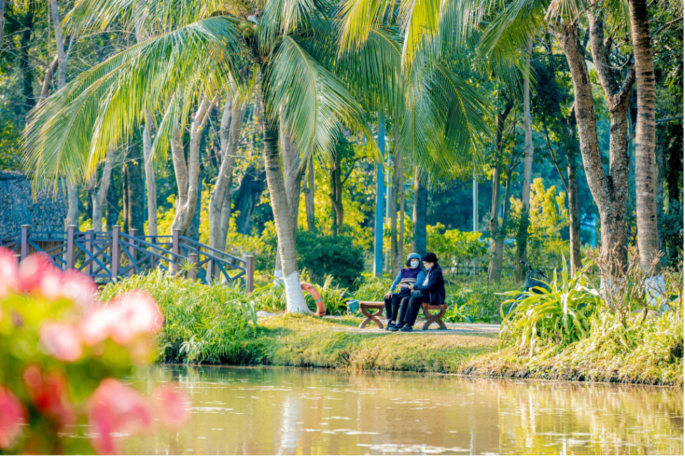 Người già sống lâu, sống khoẻ, sống trẻ, sống vui trong đại đô thị xanh lớn nhất miền Bắc