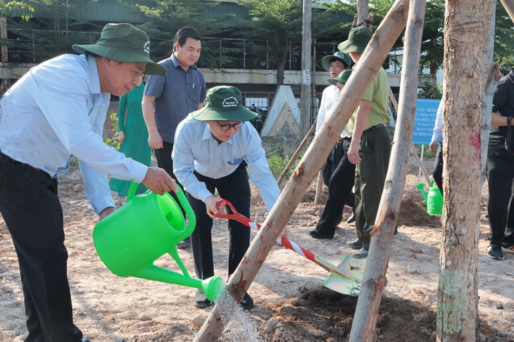 Lãnh đạo tỉnh Bình Dương và các đại biểu trồng cây xanh tại lễ phát động.