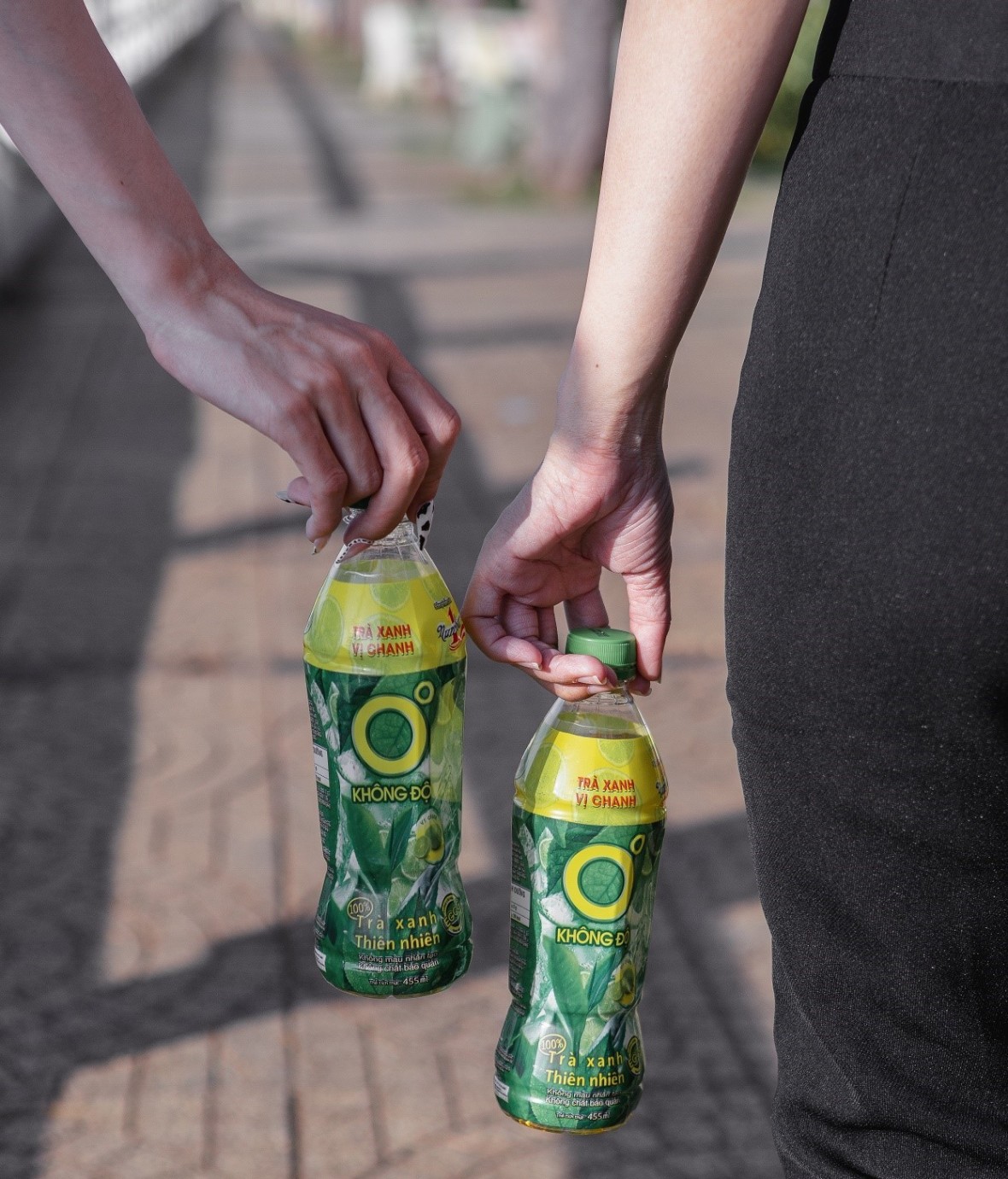 Được chiết xuất từ lá trà xanh Thái Nguyên với EGCG và vitamin C, Trà Xanh Không Độ trở thành item thức uống yêu thích của sĩ tử để giải nhiệt cuộc sống mùa thi. Được chiết xuất từ lá trà xanh Thái Nguyên với EGCG và vitamin C, Trà Xanh Không Độ trở thành item thức uống yêu thích của sĩ tử để giải nhiệt cuộc sống mùa thi.