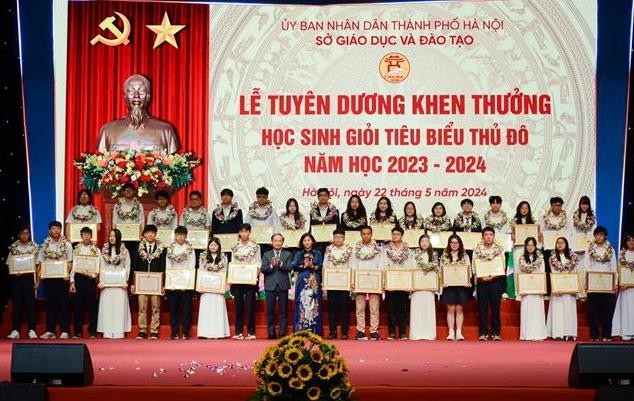 Tuyên dương, khen thưởng 820 học sinh tiêu biểu Thủ đô