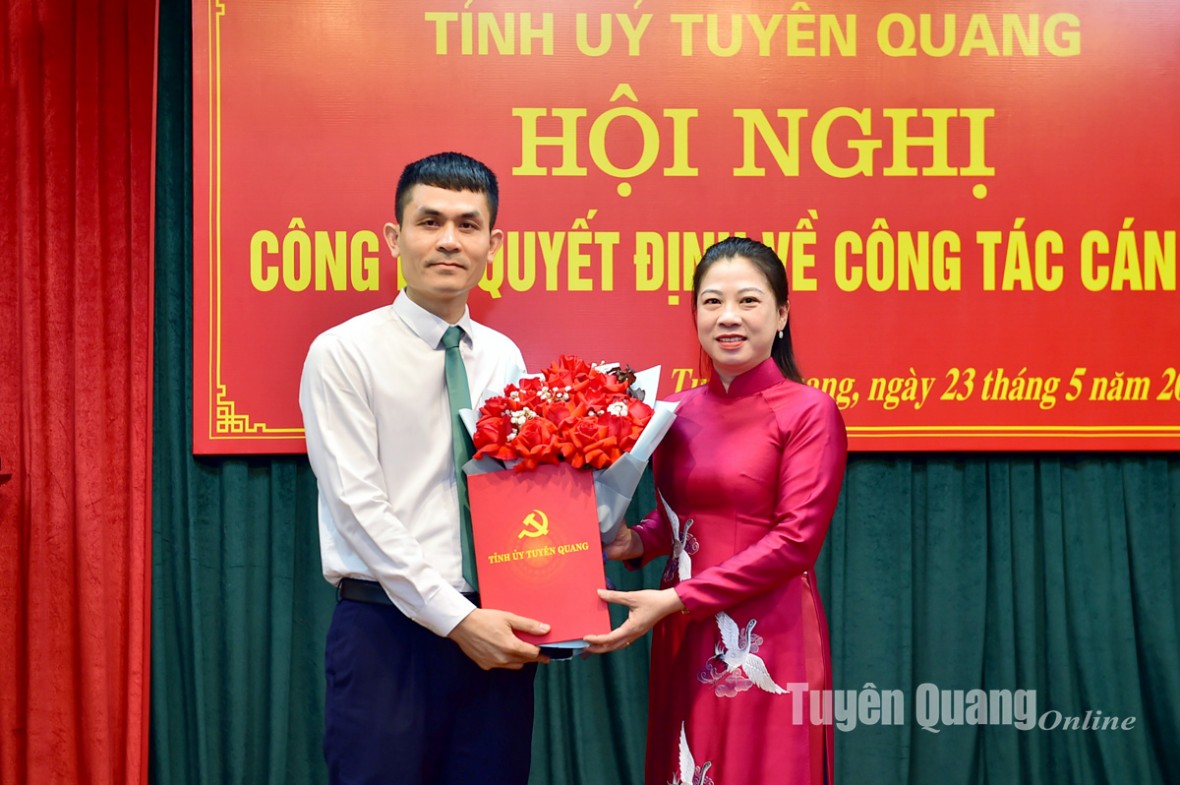 Đồng chí Phó Bí thư Thường trực Tỉnh ủy, Chủ tịch HĐND tỉnh Lê Thị Kim Dung trao Quyết định bổ nhiệm và tặng hoa chúc mừng đồng chí Vũ Thanh Tùng, Phó Chánh Văn phòng Tỉnh ủy.