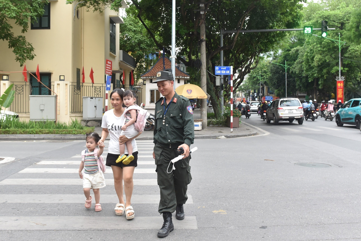 Hướng dẫn người dân chấp hành an toàn giao thông.