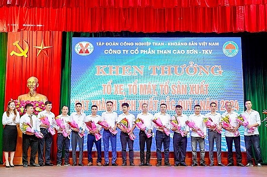 Công ty Than Cao Sơn khen thưởng các tổ máy hoàn thành xuất sắc nhiệm vụ. Ảnh: CĐ TKV