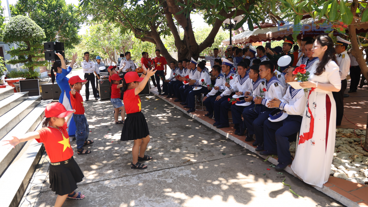 Nụ cười trẻ thơ trên đảo Trường Sa