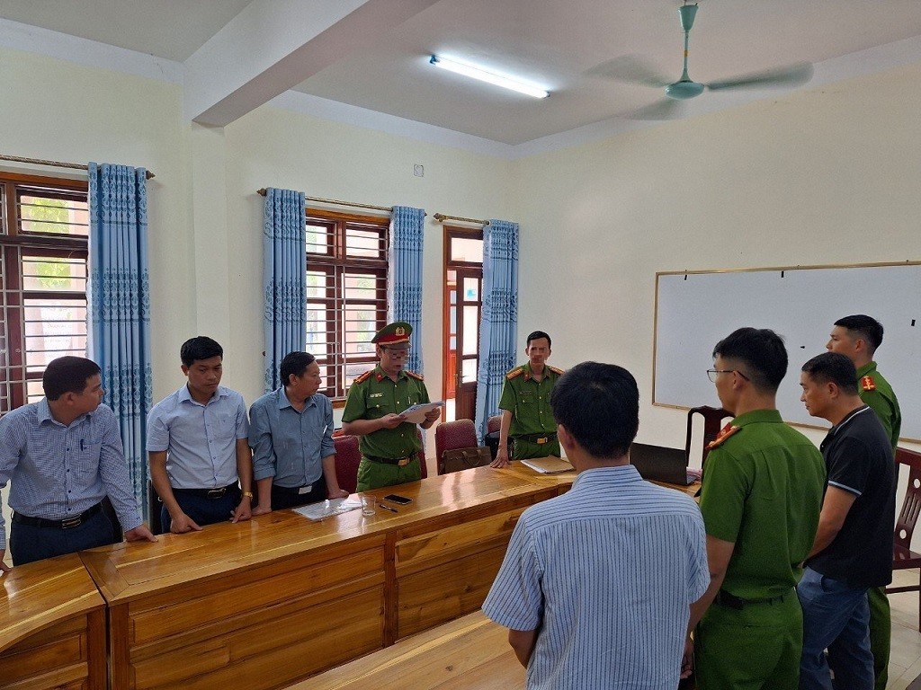 Tống  đạt quyết định khởi tố vụ án, khởi tố bị can và ra lệnh bắt tạm giam đối với Phạm Mạnh Hùng và Trương Xuân Cường - Ảnh Công an Nghệ An.