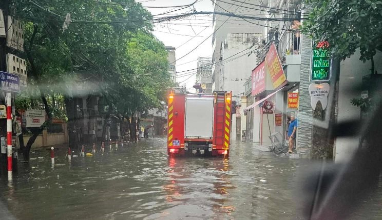 Hà Nội: Kịp thời dập tắt đám cháy tại chung cư mini giữa lúc trời mưa to