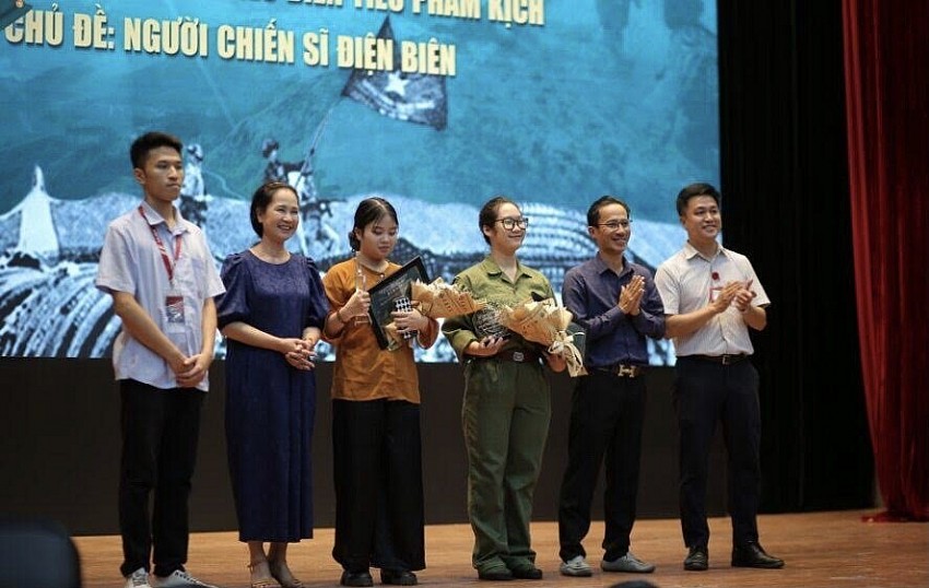 TS Trương Công Tuấn (thứ 2 từ phải qua) – Bí thư Đoàn Thanh niên ĐH Bách khoa Hà Nội, NSND Lan Hương (thứ 2 từ trái qua) trao giải cho đội Lửa Điện Biên Bách khoa (tác phẩm: Huyền thoại mẹ), quán quân cuộc thi