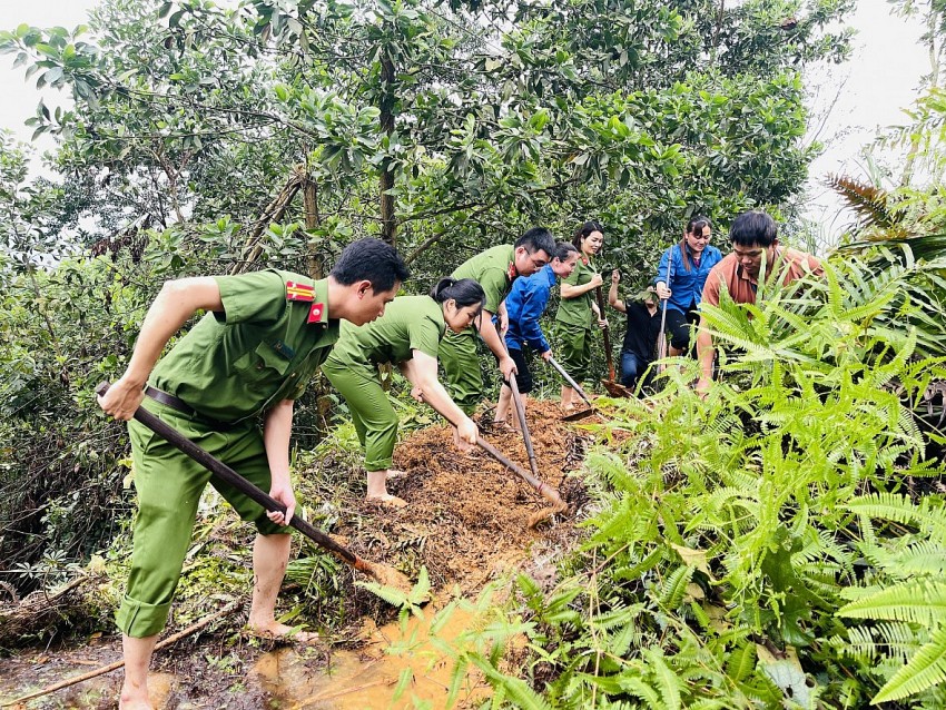 Công an tích cực hỗ trợ người dân khắc phục hậu quả sau lũ