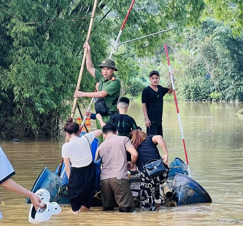 Công an tích cực hỗ trợ người dân khắc phục hậu quả sau lũ