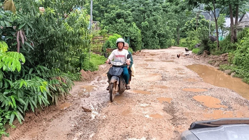 Lai Châu: Xe chở đá phá nát đường dân sinh, người dân đề nghị chính quyền vào cuộc xử lý