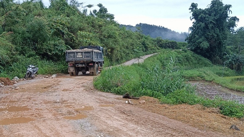 Lai Châu: Xe chở đá phá nát đường dân sinh, người dân đề nghị chính quyền vào cuộc xử lý