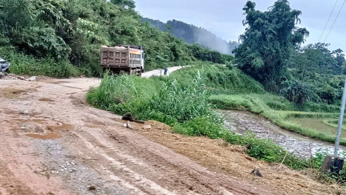 Lai Châu: Xe chở đá phá nát đường dân sinh, người dân đề nghị chính quyền vào cuộc xử lý