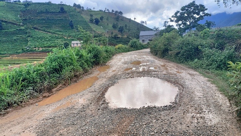 Lai Châu: Xe chở đá phá nát đường dân sinh, người dân đề nghị chính quyền vào cuộc xử lý