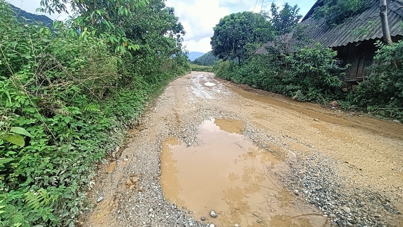 Lai Châu: Xe chở đá phá nát đường dân sinh, người dân đề nghị chính quyền vào cuộc xử lý