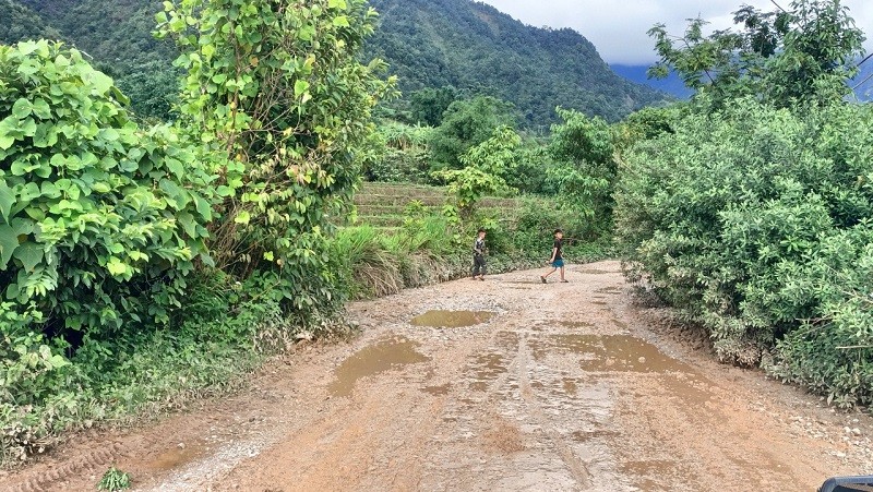 Lai Châu: Xe chở đá phá nát đường dân sinh, người dân đề nghị chính quyền vào cuộc xử lý