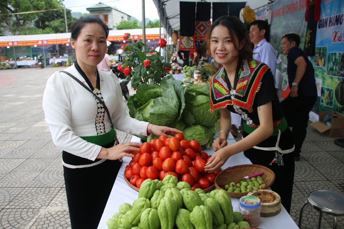 Chiêm ngưỡng các gian hàng nông sản ở Mường La