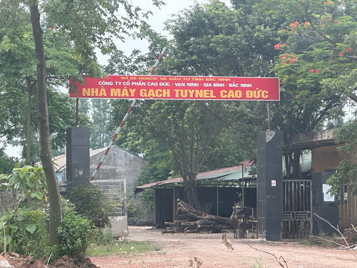 Bắc Ninh: Nhiều nhà máy gạch tuynel thành bãi rác thải, phế liệu gây ô nhiễm