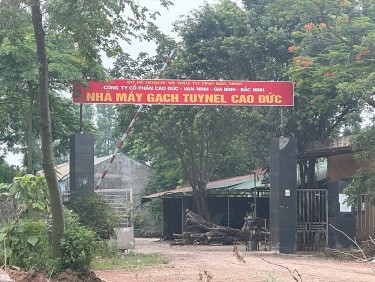 Bắc Ninh: Nhiều nhà máy gạch tuynel thành bãi rác thải, phế liệu gây ô nhiễm