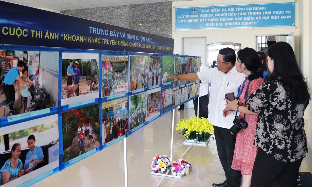 Lãnh đạo BHXH tỉnh An Giang tại gian trưng bày, bình chọn ảnh.