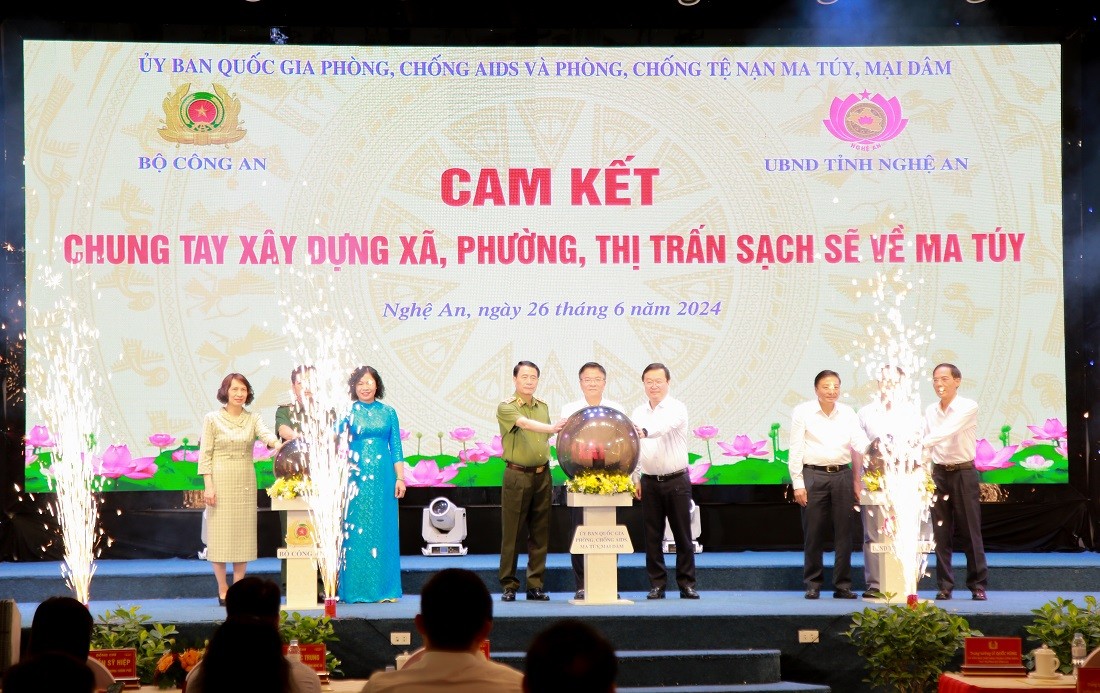 Cam kết chung tay xây dựng xã, phường, thị trấn sạch sẽ về ma túy - Ảnh Công an Nghệ An.