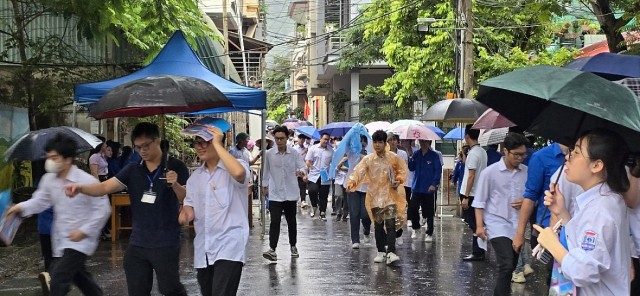 Quảng Ninh: Thí sinh “đội mưa” bước vào ngày cuối thi tốt nghiệp THPT năm 2024