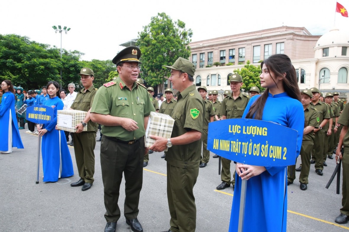 Công an Thành phố đồng loạt tổ chức lễ ra mắt lực lượng tham gia bảo vệ an ninh trật tự ở cơ sở