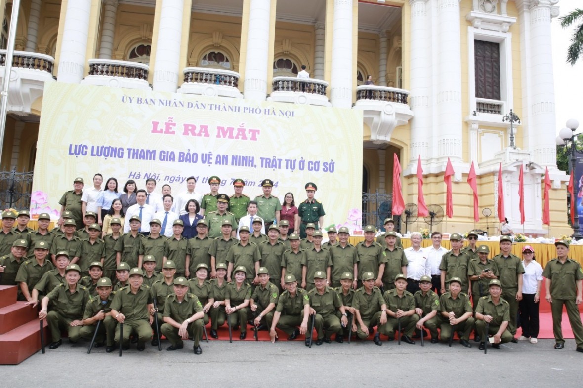 Công an Thành phố đồng loạt tổ chức lễ ra mắt lực lượng tham gia bảo vệ an ninh trật tự ở cơ sở