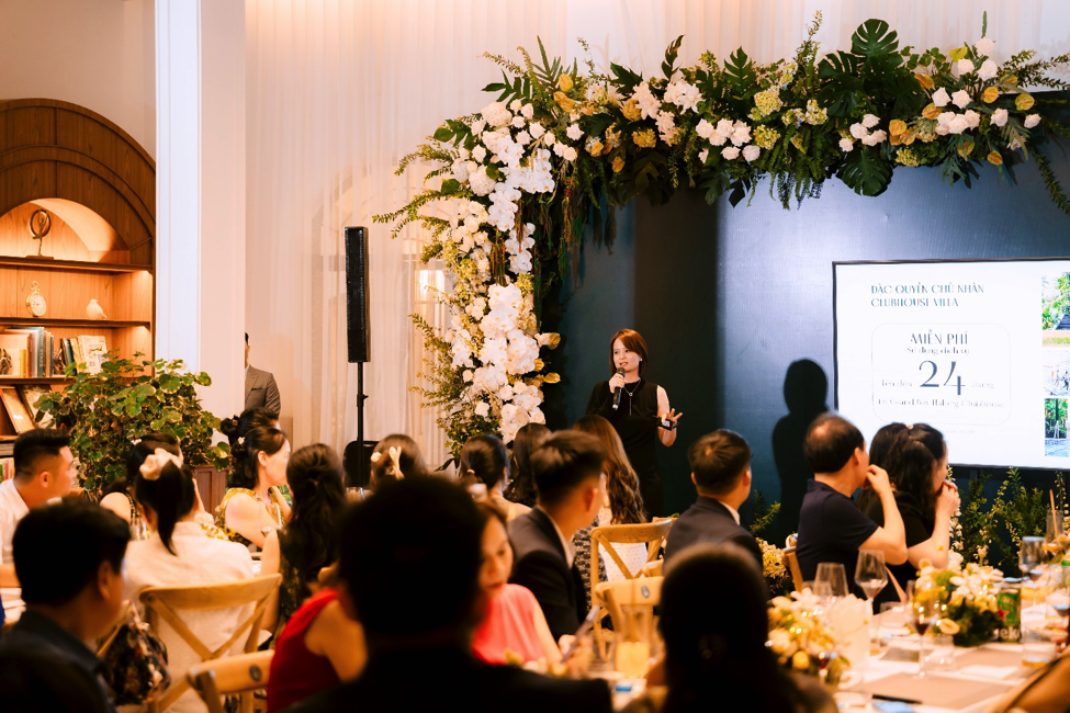 Đại diện BIM Land giới thiệu Chính sách ưu đãi đặc quyền sử dụng dịch vụ tại Grand Bay Halong Clubhouse. Ảnh: BIM Land.